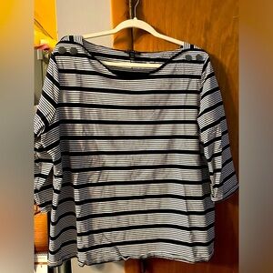 3/4 quarter sleeves, black and white strip. Two button accent on each shoulder.